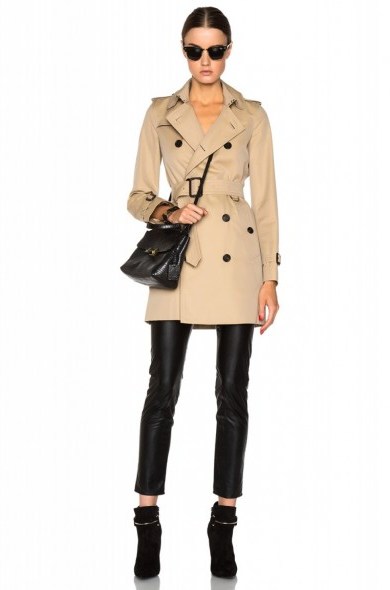 BURBERRY LONDON Kensington Mid Trench Coat in Honey – as worn by Lauren Hutton out in London, 15 September 2015. Celebrity fashion | designer raincoats | what celebrities wear | autumn coats - flipped