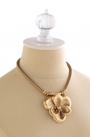 Large flower necklace from stelladot.co.uk. Luxe style necklaces / statement jewellery / luxury style accessories - flipped