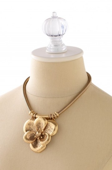 Large flower necklace from stelladot.co.uk. Luxe style necklaces / statement jewellery / luxury style accessories