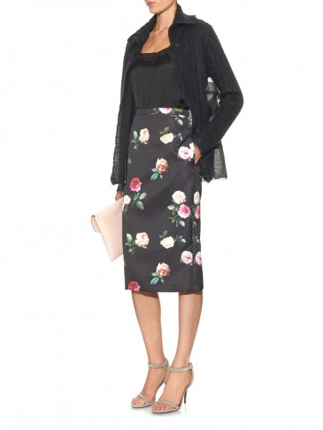 NO. 21 Rose-print satin skirt ~ black floral skirts ~ designer fashion ~ pencil style ~ stylish ~ chic