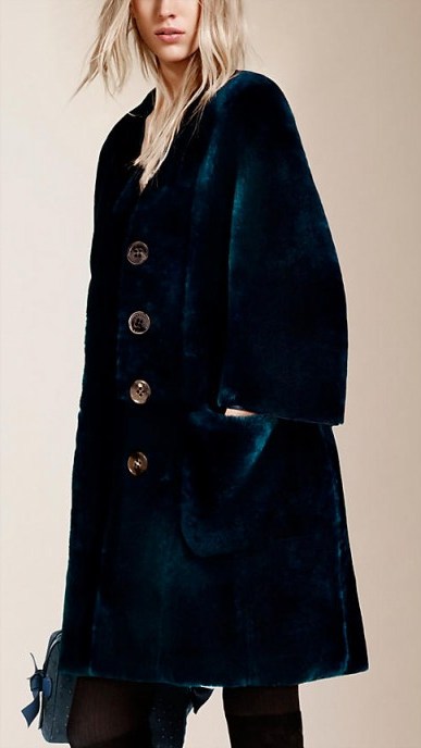Burberry Prorsum V-NECK SHEARLING COAT bright navy. Luxury designer coats – warm winter fashion - flipped