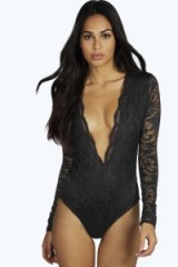 BOOHOO NIGHT AMY SCALLOP LACE PLUNGE BODY in black. Plunging bodysuits | deep V neckline | deep V-neckline | evening tops | going out glamour | party fashion
