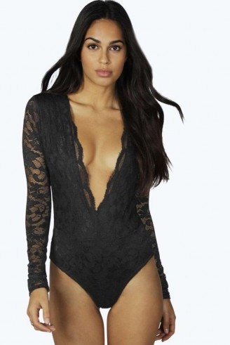 BOOHOO NIGHT AMY SCALLOP LACE PLUNGE BODY in black. Plunging bodysuits | deep V neckline | deep V-neckline | evening tops | going out glamour | party fashion - flipped