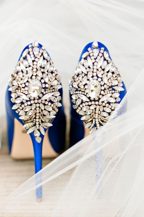 These blue and jewelled Wedding shoes looking amazing!