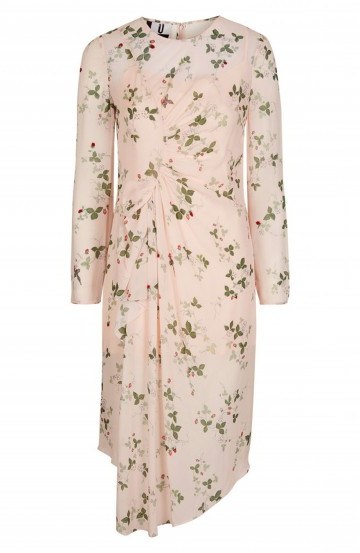 TOPSHOP Unique Hortensia Ruched Floral Print Silk Dress in light pink – as worn by Suki Waterhouse at the Topshop Unique show LFW Winter 2016, 21 February 2016. Celebrity style | gathered dresses | what celebrities wear | front row fashion | London Fashion Week - flipped
