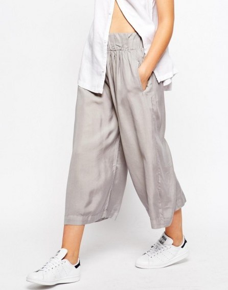 Waven Rae Culottes in grey. Wide leg trousers | cropped pants | casual fashion - flipped