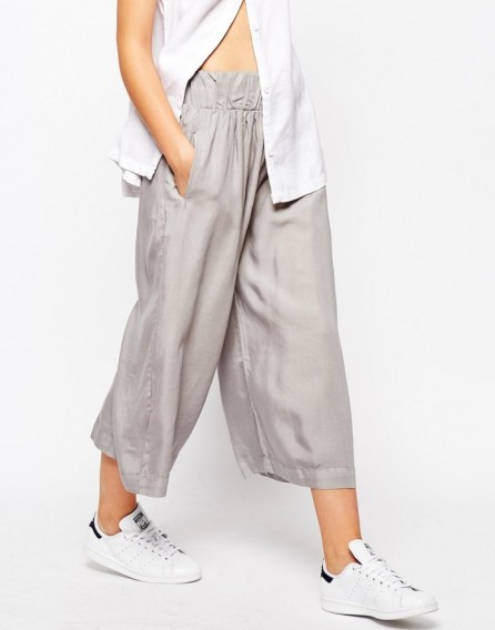 Waven Rae Culottes in grey. Wide leg trousers | cropped pants | casual fashion