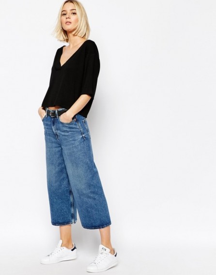 Weekday Extend Seamless Crop Wide Leg Jeans in neat blue. Cropped denim trousers | casual pants | weekend fashion