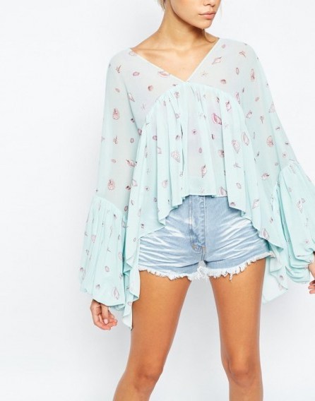 Wildfox Drape Princess Crop Blouse In Seashell Print With Blousson Sleeve in blue. Tops | summer | blouses | festival - flipped