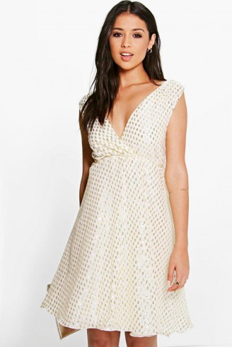 BOOHOO BOUTIQUE BOUTIQUE ANGIE METALLIC PRINT PROM DRESS in ivory. Plunge front party dresses | deep V neckline | plunging necklines | evening fashion