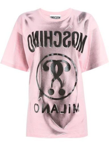 MOSCHINO trompe l’oeil logo T-shirt light pink – in the style of Gwen Stefani (different colour) out in New York, 20 July 2015. Celebrity t-shirts | casual star style | printed tees | long length designer tops | luxe style tee - flipped