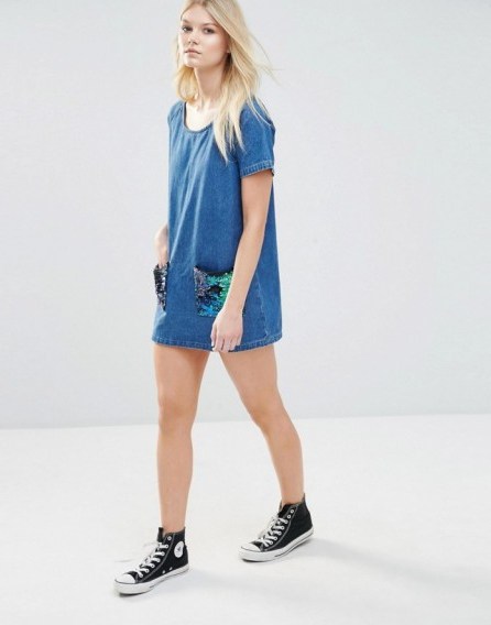Liquor & Poker Petite Denim Shift Dress With Sequin Pockets blue. Day dresses | casual fashion | sequins | embellished pockets | short sleeved | round crew neck - flipped