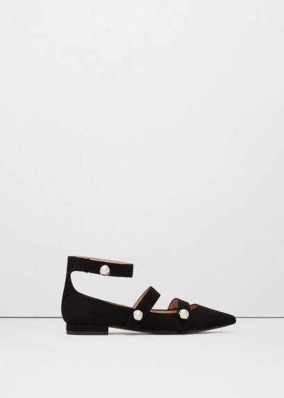 mango pointed toe flats with ankle strap in black. Pointy toes | chic flat shoes | on-trend fashion | embellished ankle straps