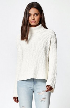 Kendall & Kylie Slub Turtleneck Pullover Sweater ivory. high low sweaters | side slit jumpers | fashionable neutral knitwear | high neck pullovers | relaxed fit knits | knitted fashion | neutrals