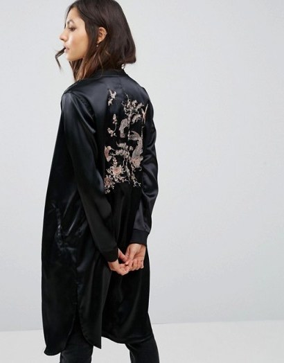 Pull&Bear Satin Embroidered Longline Kimono in black. Silky kimonos | Oriental style fashion | Japanese style bird and floral embroidery jackets - flipped