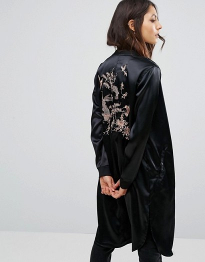 Pull&Bear Satin Embroidered Longline Kimono in black. Silky kimonos | Oriental style fashion | Japanese style bird and floral embroidery jackets