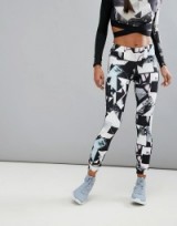 Reebok Training Bold Printed Tight Chalk s14 r | sportswear | sports tights