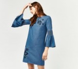Warehouse EMBROIDERED DRESS / blue denim dresses