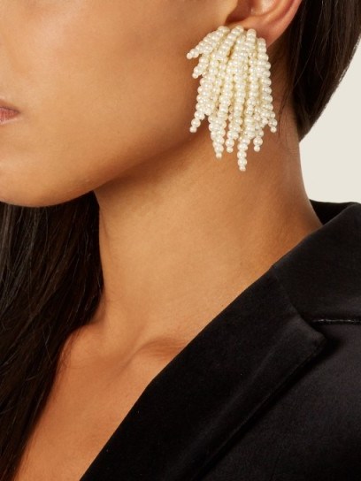 OSCAR DE LA RENTA Faux-pearl tassel-drop clip-on earrings - flipped