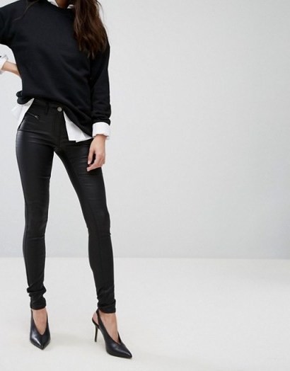 Vila Coated Skinny Jeans | black denim p - flipped