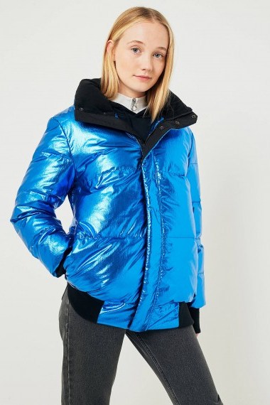 Calvin Klein Jeans Metallic Down Puffy Bomber Jacket – shiny casual weekend jackets – warm blue winter coats - flipped