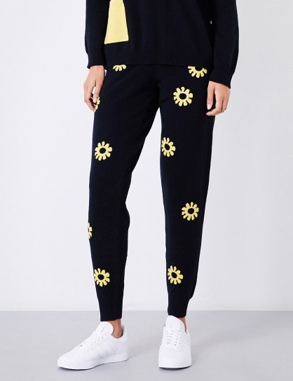 CHINTI & PARKER X MOOMINS Daisy-patterned cashmere jogging bottoms / floral joggers - flipped