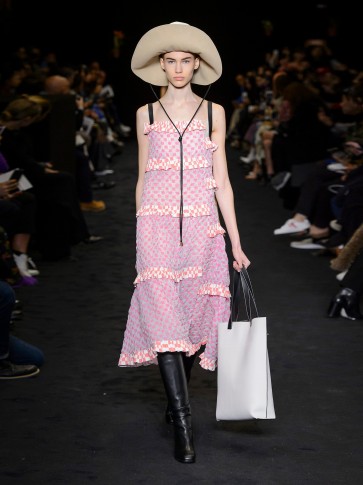 LOEWE Tiered checkerboard-print dress / pink checked dresses