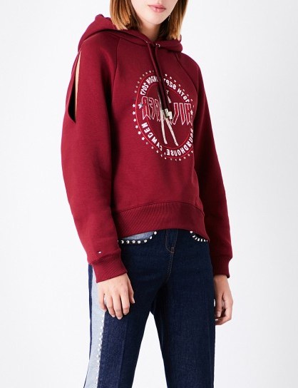 TOMMY HILFIGER Tommy Hilfiger x Gigi Hadid logo-print cotton-blend hoody ~ wine-red open sleeve hoodies ~ cut out hoodie - flipped