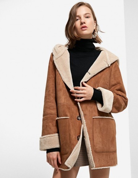 STRADIVARIUS Double-sided coat with hood / tan-brown faux fur lined coats