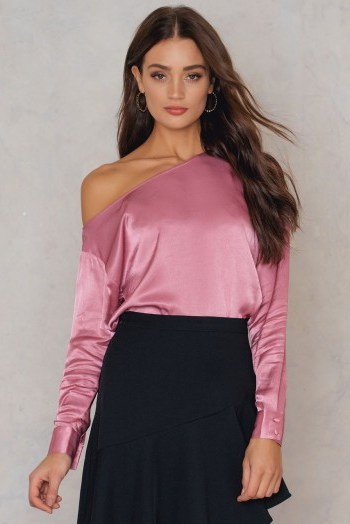 NA-KD X Therese Lindgren Mikaela Blouse | dusty-pink off shoulder blouses | NAKD fashion - flipped