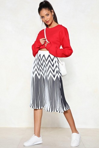 Nasty Gal Do You Fold Pleated Skirt – chevron stripes