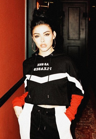 madison beer x missguided navy colour block slogan cropped hoodie – sporty looks – hoodies - flipped