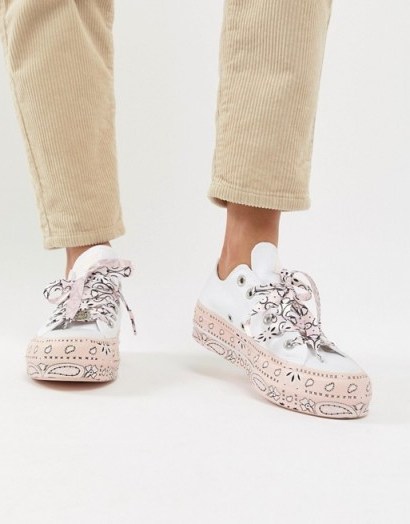 Converse X Miley Cyrus All Star Platform Trainers In White And Pink Bandana Print – printed sneakers - flipped