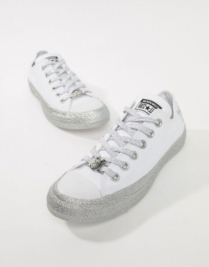 Converse X Miley Cyrus Chuck Taylor All Star Low Trainers White And Silver Glitter – sneakers - flipped