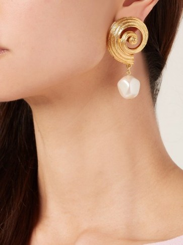 OSCAR DE LA RENTA Shell and faux-pearl earrings ~ statement drop earrings ~ sea inspired jewellery - flipped
