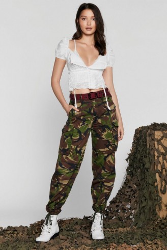 NASTY GAL After Party Vintage About Face Camo Pants Khaki / green camouflage trousers