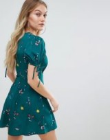 Missguided Petite Floral Placement Tea Dress in dark green – vintage style summer fashion