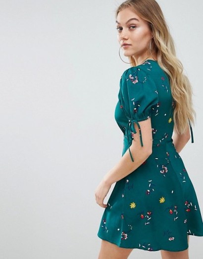 Missguided Petite Floral Placement Tea Dress in dark green – vintage style summer fashion - flipped