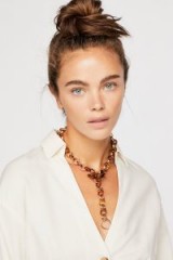 FREE PEOPLE Linked In Resin Collar in Tort/Gold / statement accessory