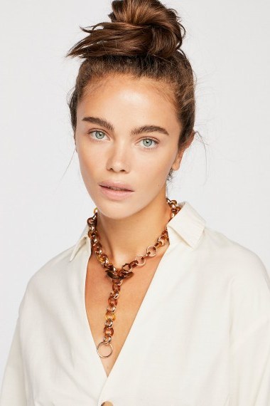 FREE PEOPLE Linked In Resin Collar in Tort/Gold / statement accessory - flipped