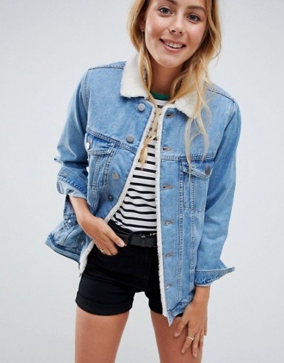 ASOS DESIGN denim jacket with borg collar in midwash blue – casual weekend style - flipped