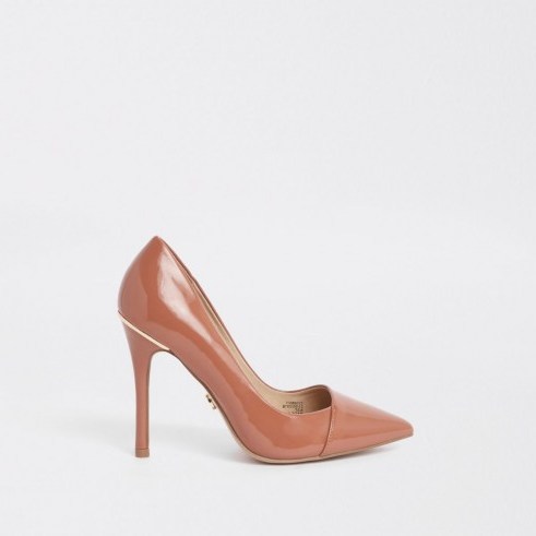 River Island Tan wide fit patent pointed toe court shoes – neutral shiny high heel courts - flipped