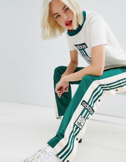adidas Originals Three Stripe Popper Pant With Vintage Logo In Noble Green – sporty looks – sports pants
