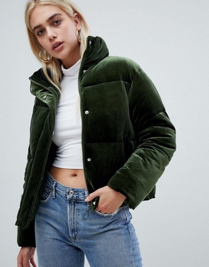 ASOS DESIGN ultimate puffer in velvet with funnel neck in green – casual luxe winter jacket