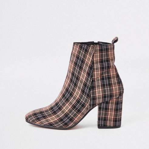 River Island Beige check print square toe block heel boots – chunky heeled ankle boot