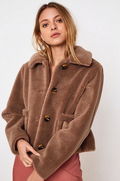 UO Faux Shearling Crop Coat in Beige – cropped winter coats - flipped