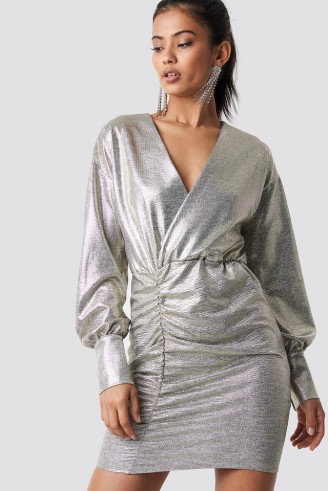 Hannalicious x NA-KD Draped Short Metallic Dress Silver | party glamour