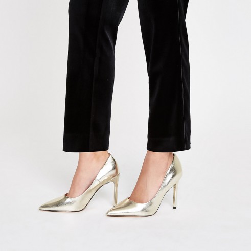RIVER ISLAND Gold pointed toe court shoes – metallic courts