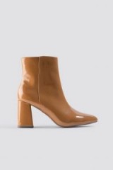 NA-KD Glossy Patent Boots Brown in Cognac | high-shine side zip ankle boot