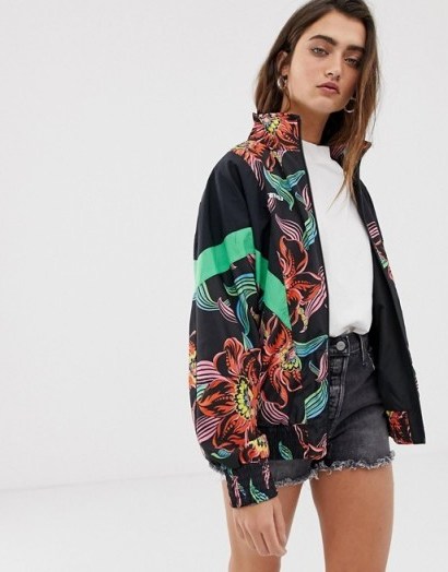 Levi’s Reese windbreaker in tropical print in lineartropical cavia – logo printed jacket - flipped